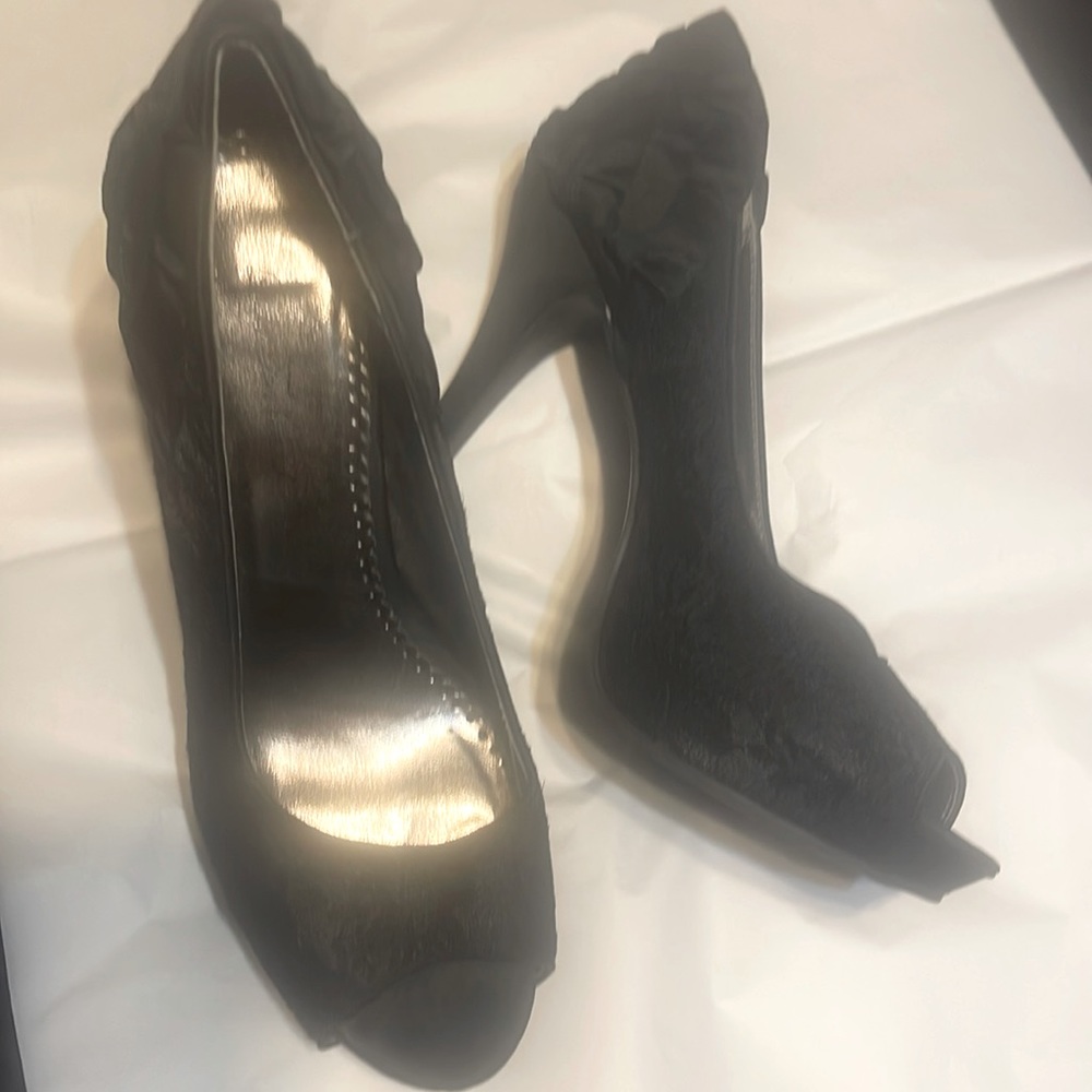 Fabulous Shoes—very little wear—smoke and pet free environment